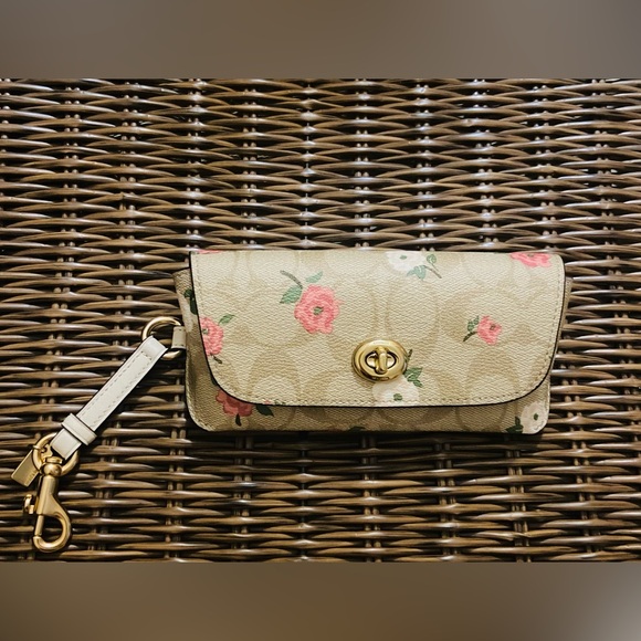 Coach Gold Sunglass Case In Signature Canvas - Picture 2 of 2